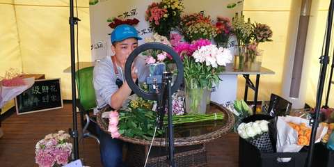 母親節(jié)捧花禮 禮品花卉市場(chǎng)的‘花樣經(jīng)濟(jì)’為何如此紅火？